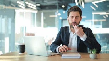 Profesyonel olarak sesli mesaj kaydediyor, sonra da bilgisayara bağlanıyor. İşyeri etkinliği verimlilik ve adanmışlık gösteriyor. Konsantrasyon ve verimlilik hissi veriyor. Modern iletişim şart.