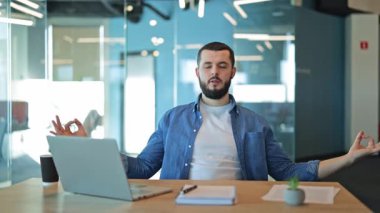 Profesyonel, modern ofiste meditasyonla iç huzuru ve stresi buluyor. Sakinliği, odaklanmayı ve genel olarak iyi olmayı teşvik eder. Çalışma talepleri ve zihinsel berraklık arasında dingin bir zihniyet oluşturur..