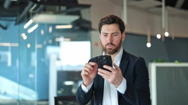 Ofisteki profesyonel adam telefonda hayal kırıklığı yaratan haberler alıyor. Stres, hayal kırıklığı ve endişeler açıkça görülüyor. Sorunla veya meydan okumayla uğraşmak.