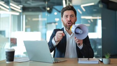 Ofis masasında oturan motive olmuş işadamı megafonla coşkuyla konuşuyor. Heyecanı, güveni ifade eder ve net bir yön verir. Eyleme ya da motivasyon içeriğine çağrı.