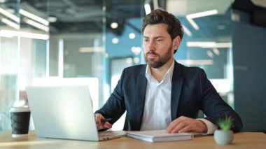 Modern ofis ortamında profesyonel çalışma, çalışkanlık ve konsantrasyon gösterirken modern teknoloji ve geleneksel not alma. Verimlilik ve ciddi bir çalışma ahlakı..