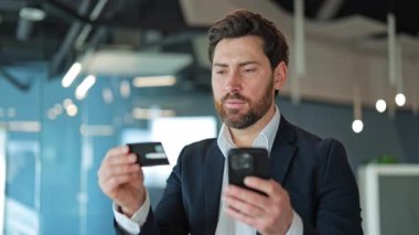 Profesyonel iş adamı güvenli dijital alım yapmaktan memnun. Telefon kartıyla tatmin olmak, modern e-ticaret kolaylığı. Pozitif finansal etkileşim, mutluluğu göreve getirmek.