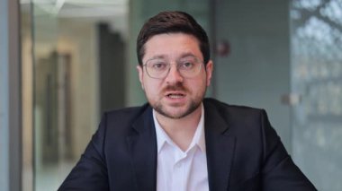 Profesyonel adam iş kavramları ve sezgileriyle iletişim kurar. Kendine güvenen, zeki konuşmacı fikirleri ilgi çekici jestlerle sunar. Ciddi, bilgilendirici ve uzman tavsiyesi.