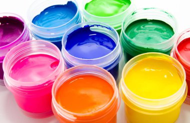 Gouache boyası beyaz arka planda izole edilmiş.