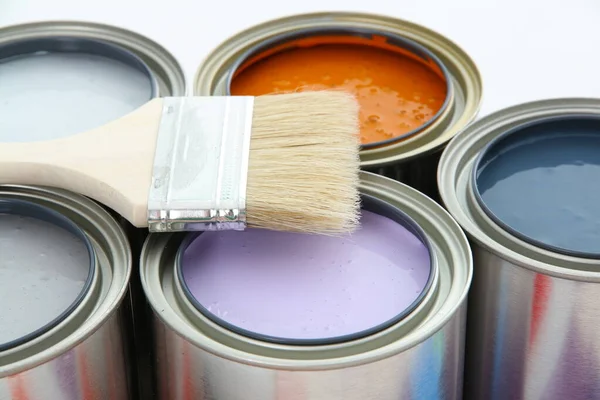 Boya kutuları beyaz arkaplanda kullanılmaya hazır