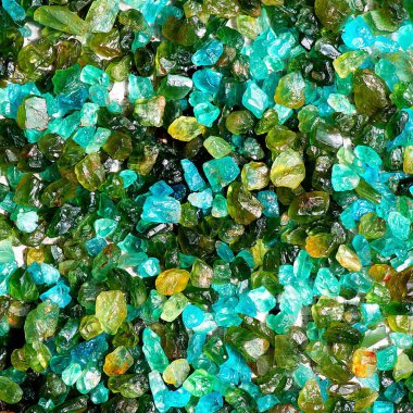 Bir sürü renkli taş ve mücevher.