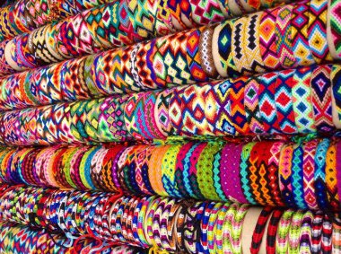 Açığa çıkarmak için dizilmiş renkli bilezikler.