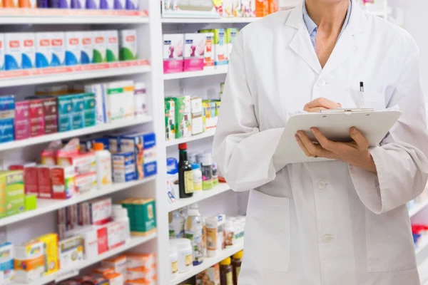 Eczacı eczanedeki alıcıya ilaç verilmesini önerdi