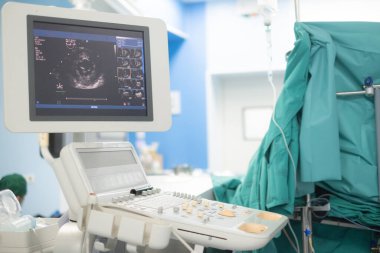 Doktor kalp hastasını ekokardiyogramla teşhis için inceliyor ya da semptomları açıklıyor. Tıbbi muayene, ultrason. Tıbbi ekipman.