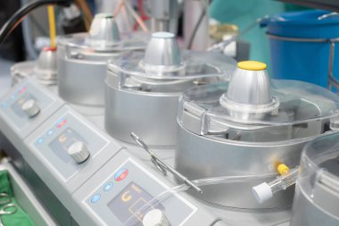Kalp ameliyatı için kalp akciğer makinesi. Ameliyathanede açık kalp ameliyatında kardiyopulmoner bypass için kalp akciğer pompaları.