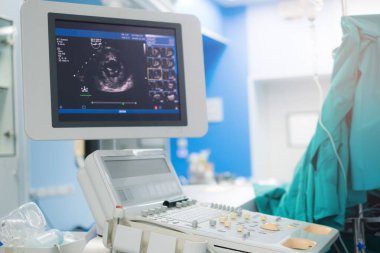 Doktor kalp hastasını ekokardiyogramla teşhis için inceliyor ya da semptomları açıklıyor. Tıbbi muayene, ultrason. Tıbbi ekipman.