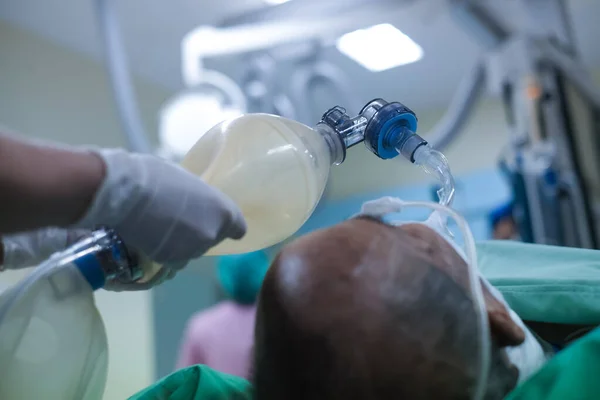 Doktorns Händer Håller Återupplivningspåse Medicinskt Team Hjälpa Man Som Inte — Stockfoto