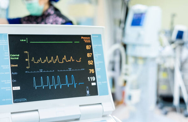 Монитор ЭКГ в насосной машине внутриаортального воздушного шара. Медицинское оборудование.