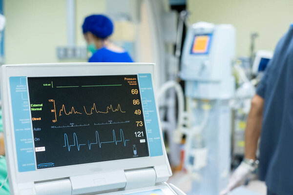 Монитор ЭКГ в насосной машине внутриаортального воздушного шара. Медицинское оборудование.