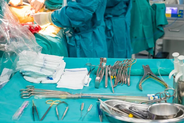 消毒剪刀和其他医疗器械 手术室的外科设备和医疗设备 无菌剪刀和其他医疗仪器 — 图库照片