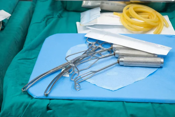 消毒剪刀和其他医疗器械 手术室的外科设备和医疗设备 无菌剪刀和其他医疗仪器 — 图库照片