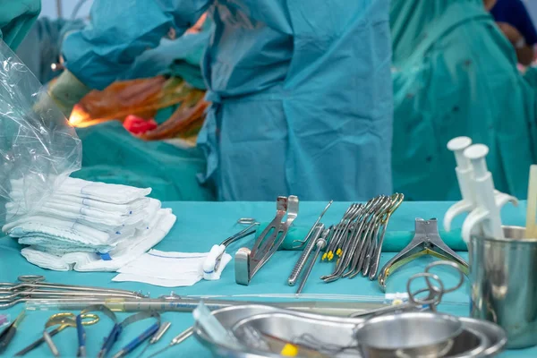 执行手术的医疗队 近距离擦拭护士携带医疗仪器进行手术 在手术室工作的医疗和仪器护士 带着手术剪刀 — 图库照片