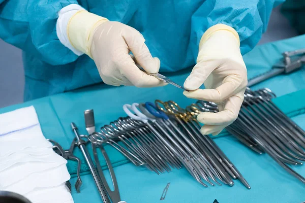执行手术的医疗队 近距离擦拭护士携带医疗仪器进行手术 在手术室工作的医疗和仪器护士 带着手术剪刀 — 图库照片