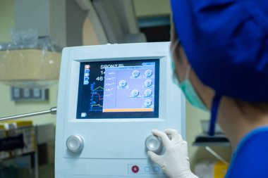 Covid-19 Coronavirus hastaları için yoğun bakım ünitesi. Yapay akciğer havalandırması, korona virüsü covid 19 pandemik hastane tedavisinden kaynaklanan zatürree..