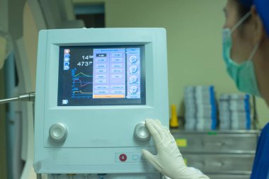 Covid-19 Coronavirus hastaları için yoğun bakım ünitesi. Yapay akciğer havalandırması, korona virüsü covid 19 pandemik hastane tedavisinden kaynaklanan zatürree..