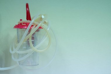 Aspirasyon ünitesi tüpü ve depolama tankı. Hastanenin duvarındaki hastaların nefes almasına yardımcı olması için tüplü mukus ve oksijen akış düzenleyicisi.