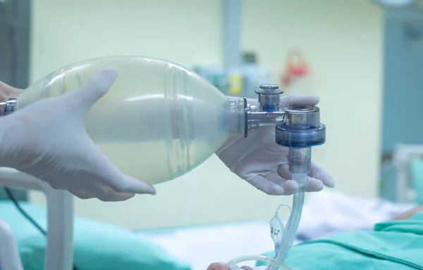 Manos Del Doctor Sosteniendo Bolsa Resucitación Equipo Médico Que Ayuda —  Fotos de Stock