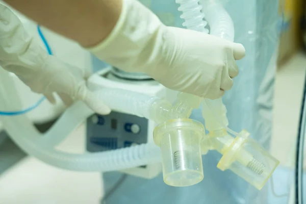 Ademhalingsverbindingsbuis Hme Filter Zuigkatheter Patiënt Aangesloten Medische Beademing Het Ziekenhuis — Stockfoto