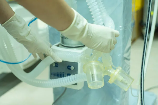 Ademhalingsverbindingsbuis Hme Filter Zuigkatheter Patiënt Aangesloten Medische Beademing Het Ziekenhuis — Stockfoto