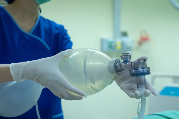 Mãos Médico Segurando Saco Reanimação Equipe Médica Ajudando Homem Que — Fotografia de Stock