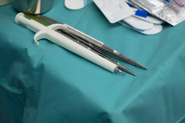用于手术的医疗仪器 在手术室工作的医疗和仪器护士 带着手术剪刀 — 图库照片