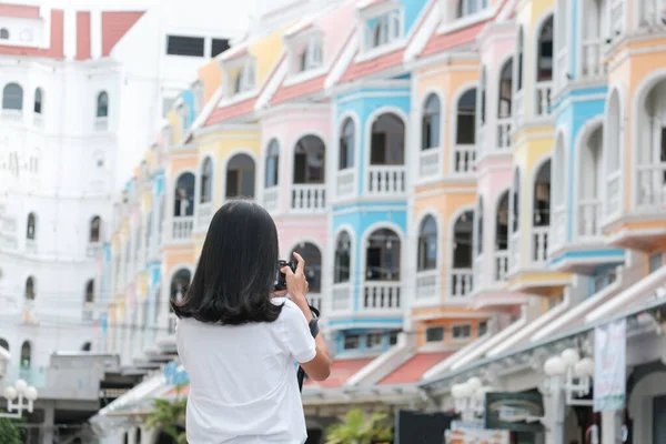 Viajera Joven Caminando Tomando Una Foto Casco Antiguo Phuket Tailandia — Foto de Stock