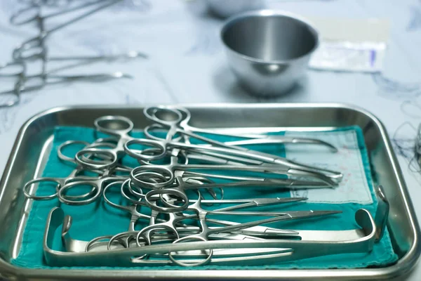 无菌手术器械在手术过程中放在桌子上 钢制托盘中的医疗器械 — 图库照片
