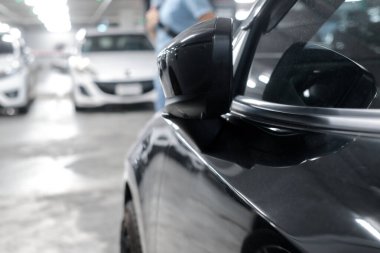 Otomobil park halindeyken ve kilitliyken dikiz aynası otomatik olarak katlanır. Bir arabanın katlanabilir yan aynası.