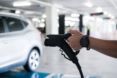 Adamın elini kapat elektrikli araba aküsü şarj et, yeni yenilikçi teknoloji EV elektrikli araç