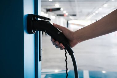 Adamın elini kapat elektrikli araba aküsü şarj et, yeni yenilikçi teknoloji EV elektrikli araç