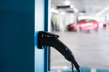 Adamın elini kapat elektrikli araba aküsü şarj et, yeni yenilikçi teknoloji EV elektrikli araç