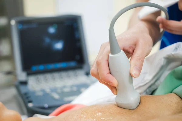 Médico Está Examinando Paciente Del Corazón Mediante Ecocardiograma Para Diagnosticar —  Fotos de Stock