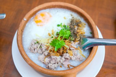 Kıymalı ve yumurtalı haşlanmış pilav.