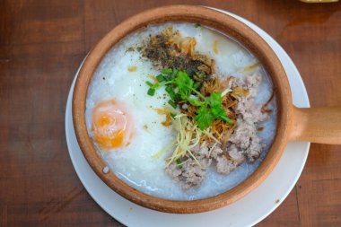 Kıymalı ve yumurtalı haşlanmış pilav.