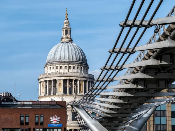 Londra - 3 Şubat: Millennium Köprüsü ve St Paul Katedrali Lon — Stok fotoğraf