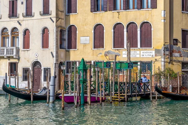 Benátky, Itálie/Europe - 12. října: Lidé čekají Gondoli — Stock fotografie