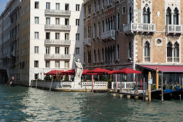 Venedig, italien / europa - oktober 12: rote sonnenschirme in venedig italien — Stockfoto