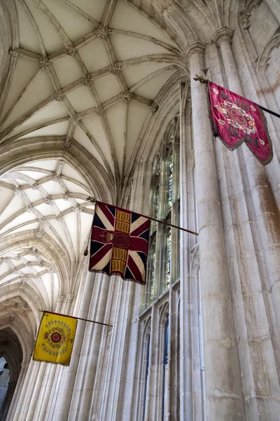 WINCHESTER, HAMPSHIRE/UK - MARCH 6 : Flags in Winchester Cathedr — Stock Photo, Image