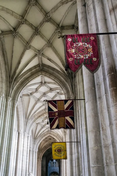 WINCHESTER, HAMPSHIRE/UK - MARCH 6 : Flags in Winchester Cathedr — Stockfoto