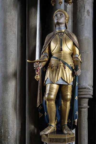 WINCHESTER, HAMPSHIRE/UK - MARCH 6 : Statue of Joan of Arc in Wi — Stok fotoğraf