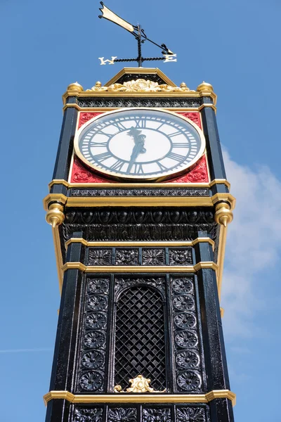 London - mar 13: little ben vor dem victoria busbahnhof in london — Stockfoto