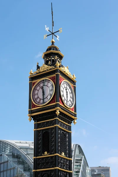 LONDRES - MAR 13: Little Ben fora da Estação Rodoviária Victoria em Lon — Fotografia de Stock