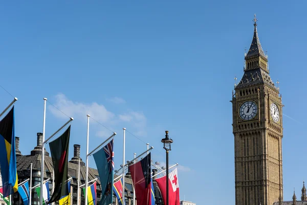 Londýn - Mar 13: Pohled na Big Ben přes Parliament Square v Lo — Stock fotografie