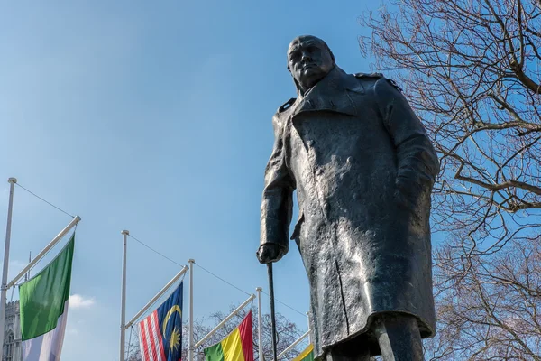 LONDRES - 13 DE MARZO: Estatua de Winston Churchill en el Parlamento Squa —  Fotos de Stock