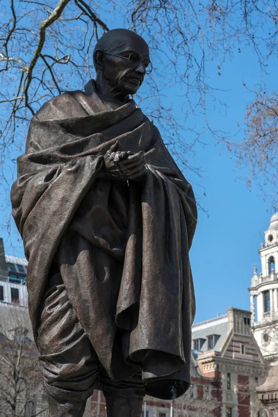 LONDON - MAR 13 : Statue of Mahatma Ghandi in Parliament Square — Stock Photo, Image